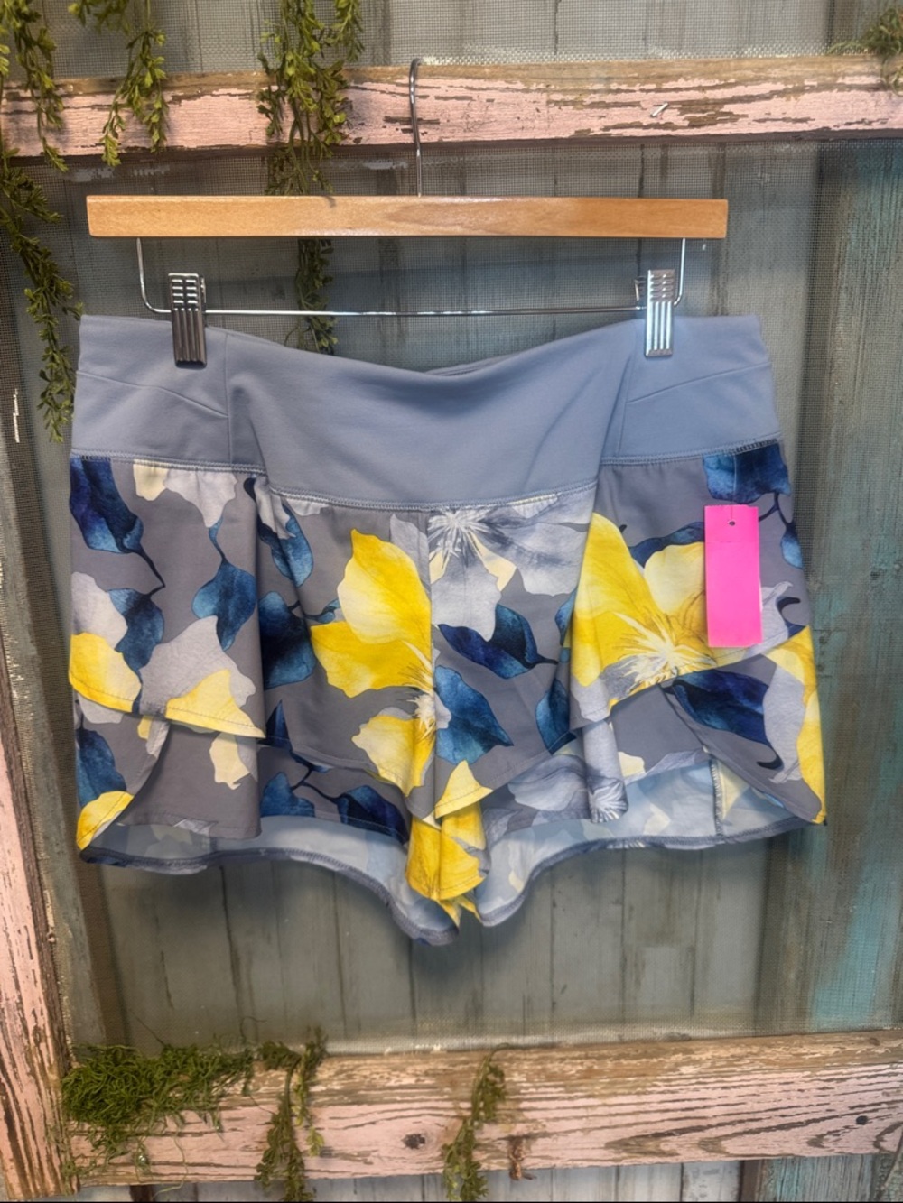 CALIA by Carrie Underwood Floral Petal Hem Shorts - Size Medium